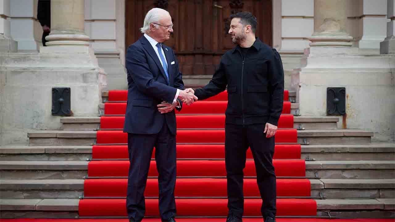 Zelenskyy com o rei Carlos XVI Gustavo X @ZelenskyyUa