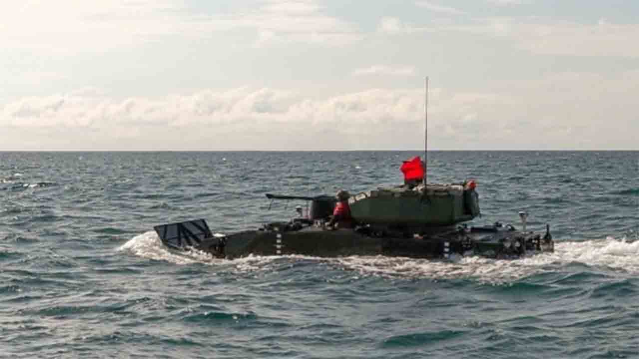 O protótipo ARV-30mm da General Dynamics Land Systems passa por testes de natação oceânica em janeiro de 2026 em Camp Pendleton, Califórnia. Foto: General Dynamics Land Systems