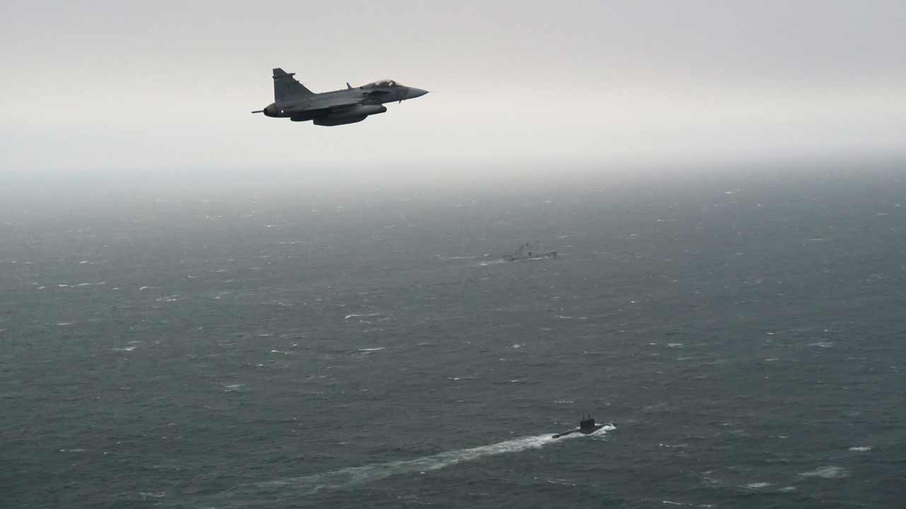  JAS 39 Gripen da Suécia e aliados monitoram submarino russo em rota para o Mar Báltico. Foto: Forças Armadas da Suécia