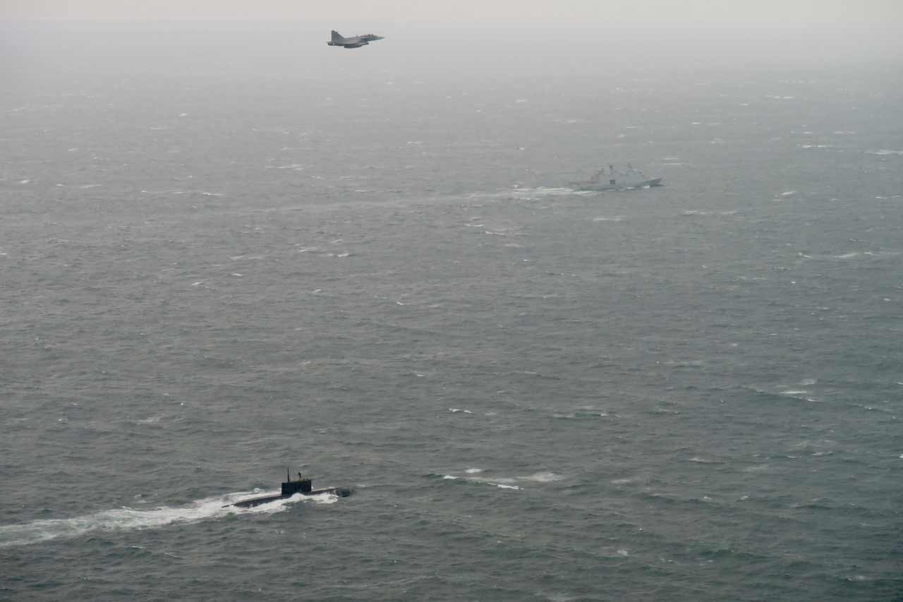  JAS 39 Gripen da Suécia e aliados monitoram submarino russo em rota para o Mar Báltico. Foto: Forças Armadas da Suécia