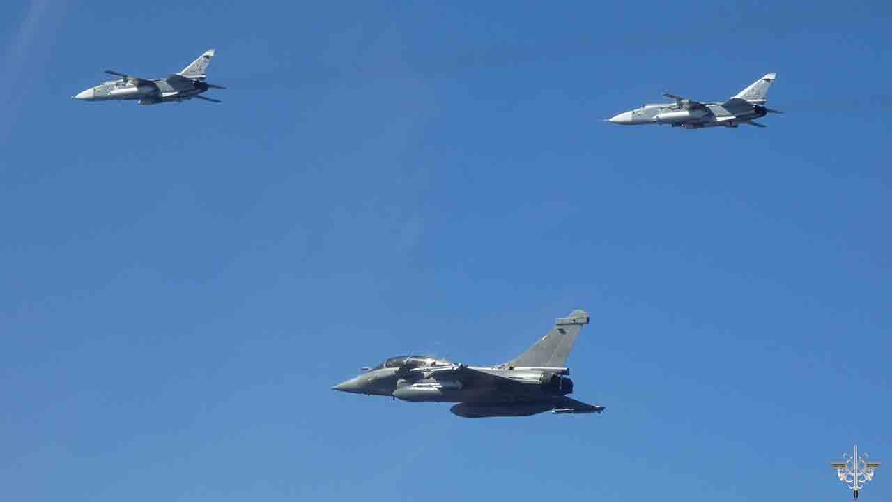 Rafales franceses interceptam dois Su-24M russos no espaço aéreo dos países bálticos. Foto: X @EtatMajorFR